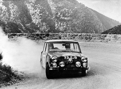 Paddy Hopkirk - Henry Liddon
33º Rallye Automobile de Monte-Carlo 1964. BMC Mini Cooper S (33 EJB). Clasificado 1º.

Del 18 al 21 de Enero, Monte Carlo.
Superficie: asfalto - nieve.

Se inscribieron 306 equipos, tomaron la salida 299, finalizaron 163.@
Palabras clave: Mini;Montecarlo;1964