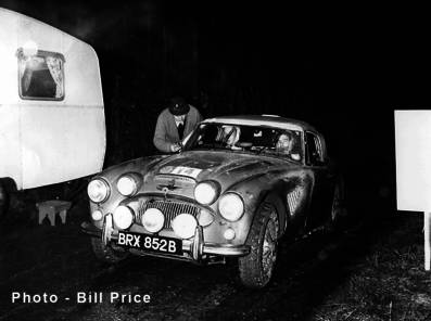 Timo Mäkinen - Don Barrow
13º RAC International Rally of Great Britain 1964. Austin Healey 3000 (BRX 852B). Clasificado 2º.

Del 8 al 12 de Diciembre, Londres (Kensington).
Superficie: tierra - asfalto.

El Rally tenia un total de 232.40 km cronometrados divididos en 60 tramos especiales (9 de ellos fueron cancelados SS6, SS7, SS8, SS53; SS54, SS55, SS58, SS59, SS60).

Tomaron la salida 158 equipos, finalizaron 89.
@
Palabras clave: Timo_Makinen;Austin;Healey;Gran_Bretaña;1964