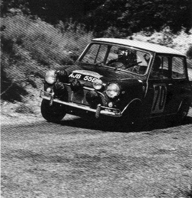 Rauno August Aaltonen - Tony Ambrose
25º Coupe des Alpes 1964. Austin Mini Cooper S 1275 (AJB 55B). Clasificado 4º.

Del 22 al 27 de Junio, Marseille - Grenoble - Monte-Carlo.
Superficie: asfalto.

La prueba constaba 10 tramos cronometrados.
Incluyendo tramos de enlace y cronometrados tenía un total de 3412.00 km.

Tomaron la salida 73 Equipos, finalizaron 25.@
Palabras clave: Mini;Alpes;1964