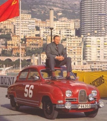 33º Rallye Automobile de Monte-Carlo 1964.
Erik Carlsson sentado en el techo del Saab 96 Sport (P 44302) de su mujer  Pat Moss-Carlsson, clasificada 5ª y 1ª en Copa de Damas.

Erik tambien participó en el Rallye con un Saab 96 Sport (P 44301) quedando 3º.

Copiloto de Erik, Gunnar Palm.
Copiloto de Pat Moss-Carlsson, Ursula Wirth.

Del 18 al 21 de Enero, Monte Carlo.
Superficie: asfalto - nieve.

Se inscribieron 306 equipos, tomaron la salida 299, finalizaron 163.
@
Palabras clave: Pat_Moss-Carlsson;Saab;Montecarlo;1964;Erik_Carlsson;Personajes