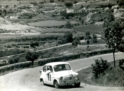 Ernesto Millet â€œFocaâ€ -  Néstor Alonso â€œSqualo Nestorâ€
Tramo "La Trona", 7 de junio de 1964.
VIII Rallye Catalunya 1964. Fiat Abarth 850 TC. Clasificado 6º.@
Palabras clave: Fiat;Abarth;Catalunya;1964