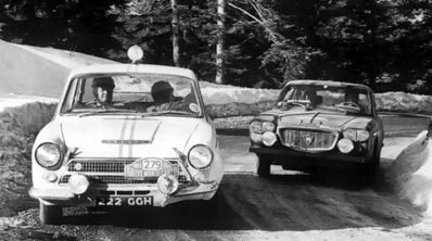 Estanislao Reverter - Oscar Caprotti
33º Rallye Automobile de Monte-Carlo 1964. Ford Cortina Lotus MK1 A (222 GGH). Clasificado 121º.

El coche que le adelanta es el Lancia Flavia GT Coupé de Leo Cella - Mario De Villa, clasificado 23º.

Del 18 al 21 de Enero, Monte Carlo.
Superficie: asfalto - nieve.

Se inscribieron 306 equipos, tomaron la salida 299, finalizaron 163.
@
Palabras clave: Estanislao_Reverter;Montecarlo;Ford;Cortina;Lotus;1964;Nieve