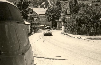 Eugen Böhringer - Klaus Kaiser
25º Coupe des Alpes 1964. Mercedes-Benz 230 SL. Abandonó al chocar con un coche que no competía en la prueba.

Del 22 al 27 de Junio, Marseille - Grenoble - Monte-Carlo.
Superficie: asfalto.

La prueba constaba 10 tramos cronometrados.
Incluyendo tramos de enlace y cronometrados tenía un total de 3412.00 km.

Tomaron la salida 73 Equipos, finalizaron 25.@
Palabras clave: Mercedes;Alpes;1964