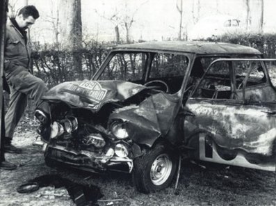 Pauline Mathan - Mle Valérie Domleo
31º Rallye Automobile Monte-Carlo 1964. Austin Cooper (Mini). Abandonó por accidente.
Foto estado en que quedó el coche.

Del 18 al 21 de Enero, Monte Carlo.
Superficie: asfalto - nieve.

Se inscribieron 306 equipos, tomaron la salida 299, finalizaron 163.@
Palabras clave: Pauline_Mathan;Valerie_Domleo;Austin;Cooper;Mini;Montecarlo;1964;crash