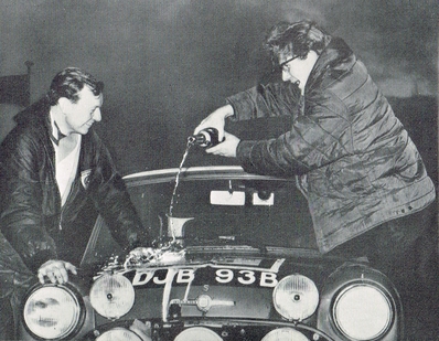 Rauno August Aaltonen - Tony Ambrose
14º Daily Mirror RAC Rally 1965. Austin Mini Cooper S 1275 (DJB 93B). Clasificado 1º.

Del 21 al 25 de Noviembre, Londres (Heathrow).
Superficie: tierra - asfalto.

El Rally constaba de 8 etapas con 550.39 km divididos en 57 tramos cronmetrados.

Tomaron la salida 185 equipos, finalizaron 62.@
Palabras clave: Gran_Bretaña;Mini;1965;Personajes;Daily_Mirror;RAC_Rally