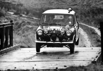 Rauno August Aaltonen - Tony Ambrose
14º Daily Mirror RAC Rally 1965. Austin Mini Cooper S 1275 (DJB 93B). Clasificado 1º.

Del 21 al 25 de Noviembre, Londres (Heathrow).
Superficie: tierra - asfalto.

El Rally constaba de 8 etapas con 550.39 km divididos en 57 tramos cronmetrados.

Tomaron la salida 185 equipos, finalizaron 62.@
Palabras clave: Gran_Bretaña;Mini;1965