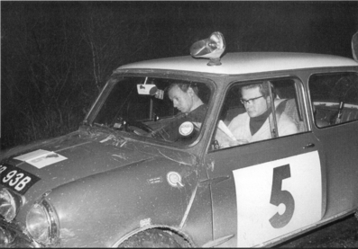 Rauno August Aaltonen - Tony Ambrose
14º Daily Mirror RAC Rally 1965. Austin Mini Cooper S 1275 (DJB 93B). Clasificado 1º.

Del 21 al 25 de Noviembre, Londres (Heathrow).
Superficie: tierra - asfalto.

El Rally constaba de 8 etapas con 550.39 km divididos en 57 tramos cronmetrados.

Tomaron la salida 185 equipos, finalizaron 62.@
Palabras clave: Gran_Bretaña;Mini;1965