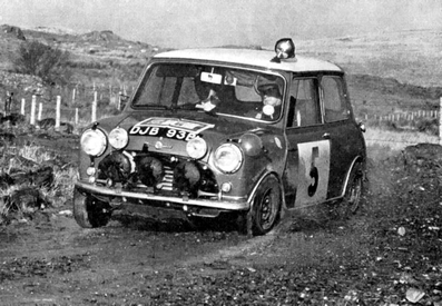 Rauno August Aaltonen - Tony Ambrose
14º Daily Mirror RAC Rally 1965. Austin Mini Cooper S 1275 (DJB 93B). Clasificado 1º.

Del 21 al 25 de Noviembre, Londres (Heathrow).
Superficie: tierra - asfalto.

El Rally constaba de 8 etapas con 550.39 km divididos en 57 tramos cronmetrados.

Tomaron la salida 185 equipos, finalizaron 62.@
Palabras clave: Gran_Bretaña;Mini;1965