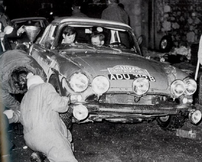 Asistencia en el 34º Rallye Automobile de Monte-Carlo 1965
En el Sunbeam Tiger (ADU 312B) de Peter Harper - Ian Hall, clasificado 4º.

Del 16 al 25 de Enero, Monte-Carlo.
Superficie: asfalto - nieve.

Se inscribieron 275 equipos, tomaron la salida 237, finalizaron 35.@
Palabras clave: ;Sunbeam;Tiger;Montecarlo;1965;Asistencias