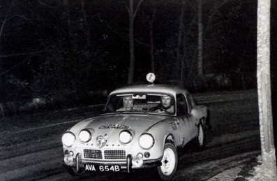 34º Rallye Automobile de Monte-Carlo 1965
Triumph Spitfire
Según que lugares se dice que ésta foto son Simo Lampinen - Jirky Ahava añadiendo que la placa era AVA... NO LO SON.

Lampinen - Ahava llevaban el dorsal 141 y la placa AVC 654B

En nuestro álbum del Rally existe una foto de la parte trasera del coche que en primer plano se puede ver perfectamente la placa del Rallye con el dorsal 141 y en la parte inferior la matrícula del coche, siendo ésta AVC 654B.

Del 16 al 25 de Enero, Monte-Carlo.
Superficie: asfalto - nieve.

Se inscribieron 275 equipos, tomaron la salida 237, finalizaron 35.@
Palabras clave: Triumph;Montecarlo;1965