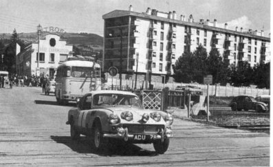 Rob Slotemaker - Alan Taylor
26º Rally Coupe del Alpes 1965, Triumph Spitfire, Retirado por piston perforado
Curiosidad: El edificio que se ve al fondo es el Taller-Concesionario de Citröen propiedad del padre de Marie-Claude Charmasson, conocida como Marie-Claude Charmasson (Beaumont), 5 veces campeona del Rallys femeninos de Francia del 1969 al 1972, y Campeona Femenina de Europa en 1972 @
Palabras clave: Triumph;Alpes;1965