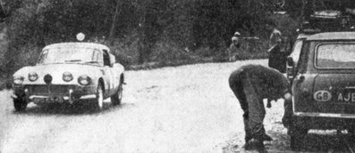 Roy Fidler - Graham Robson
26º Rally Coupe del Alpes 1965, Triumph Spitfire, Retirado por perno rueda roto, el Mini Cooper de la derecha seguramente es el de Timo Makinen - Paul Easter, Clasificado 2º@
Palabras clave: Triumph;Alpes;1965