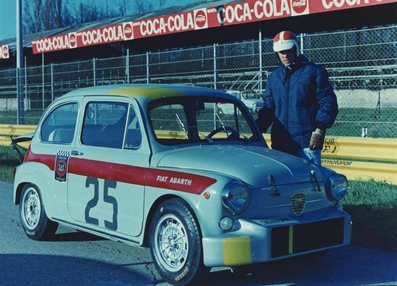 Fiat-Abarth 1000-TC
Gr.2; 85 CV y 590 kilos.
El holandés Ed Swart, piloto oficial de la "Abarth Corse S.p.A.", se proclamò Campeòn de Europa de Conductores de Turismos 1965 (Divisiòn 1, hasta 1.000 c.c.), otorgà¡ndole, ademà¡s, a la marca italiana el tà­tulo en el apartado de Marcas.
En 1966, Swart, al volante de los sempiternos Fiat Abarth 1000-TC (igualmente encuadrados en Grupo 2, aún provistos de un carburador Weber, con 85 CV/7.600 vueltas y rebajados hasta los 575 kilos), terminarà­a 5º en la Divisiòn 1.
Palabras clave: Fiat;Abarth;1965
