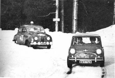Picko Troberg - Bjorn Attelberg
34º Rallye Automobile de Monte-Carlo 1965. Mini Cooper (BA 57729). Abandonó, desconocemos el motivo.

Detrás podemos ver el Saab 96 Sport de Erik Carlsson - Gunnar Palm, clasificado 20º.

Del 16 al 25 de Enero, Monte-Carlo.
Superficie: asfalto - nieve.

Se inscribieron 275 equipos, tomaron la salida 237, finalizaron 35.@
Palabras clave: Erik_Carlsson;Mini;Cooper;Saab;Montecarlo;1965;Nieve
