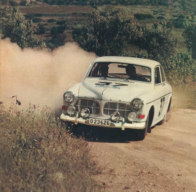 Tom Trana - Gunnar Thermenius
13º Acròpolis Rally 1965. Volvo Amazon 112-S. Abandonò por rotura de la transmisiòn del coche.
Tom Trana fue Campeòn de Europa de Conductores de Rallyes en 1964.
Volvo Amazon 122-S, Gr.2: motor de 2.0 litros, 130Cv alimentados por doble carburaciòn Weber y sin bajar de 1.100 kilos.
Tuvo que claudicar en el pedregal griego al destrozar la transmisiòn.
Sus compañeros de equipo, Carl Magnus Skog-Lennart Berggren (