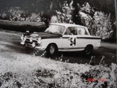 Roger Albert Clark - Brian Melia
27º Coupe des Alpes 1966. Ford Lotus Cortina (NVW 242C). Clasificado 2º.

Del 5 al 10 de Septiembre, Marseille - Aix les Bains - Cannes.
Superficie: asfalto - tierra.

Tomaron la salida 80 equipos, finalizaron 19.@
Palabras clave: Ford;Alpes;1966