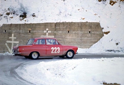 Victor (Vic) Elford - John Davenport
35º Rallye Automobile de Monte-Carlo 1966. Ford Cortina Lotus MK1 (NVW 242C). Excluido, desconocemos el motivo.

Del 14 al 20 de Enero, Monte-Carlo.
Superficie: asfalto - nieve.

119 equipos completaron el rally en su totalidad.
A partir de la posición 120, los equipos no se clasificaron para el tramo final, pero fueron clasificados oficialmente.

Tomaron la salida 322 equipos, finalizaron 184.
@
Palabras clave: Ford;Cortina;Montecarlo;1966