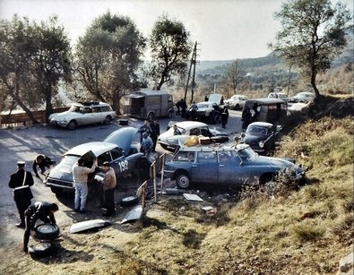 35º Rallye Automobile de Monte-Carlo 1966
Una asistencia de las de antes ...
El Citröen DS 21 de Guy Verrier - Bernard Pasquier, clasificado 7º, otro DS, un Ford Mustang, dos DS Breaks de asistencia, un Citröen Type H, un Jaguar MK 2 de asistencia, una van de asistencia de Porsche y un pick-up.
Palabras clave: Asistencias;Montecarlo;1966