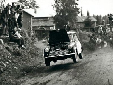 Timo Mäkinen - Pekka Keskitalo
17º Jyväskylän Suurajot - Rally of the 1000 Lakes 1967. Mini Cooper S 1275. Clasificado 1º.

Después de abrirsele el capó, no podí­a sacar la cabeza por la ventanilla ya que con el casco no le pasaba.
Terminó el tramo llevando el coche siempre cruzado para ver el trazado, consiguiendo a pesar de todo un buen tiempo final.

Del 18 al 20 de Agosto, Jyväskylä, Finlandia
Superficie: tierra

El Rally tenia un total de 1837.00 km de los que 180.60 km divididos en 24 tramos eran especiales (3 de ellos fueron cancelados SS11 Unknown, SS12 Unknown y SS14 Ahvenisto).

Tomaron la salida 121 equipos, finalizaron 70.
@
Palabras clave: Timo_Makinen;Paul Easter;Finlandia;Mini;Cooper;1967;saltos;detalles