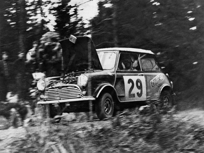 Timo Mäkinen - Pekka Keskitalo
17º Jyväskylän Suurajot - Rally of the 1000 Lakes 1967. Mini Cooper S 1275. Clasificado 1º.

Después de abrirsele el capó, no podí­a sacar la cabeza por la ventanilla ya que con el casco no le pasaba.
Terminó el tramo llevando el coche siempre cruzado para ver el trazado, consiguiendo a pesar de todo un buen tiempo final.

Del 18 al 20 de Agosto, Jyväskylä, Finlandia
Superficie: tierra

El Rally tenia un total de 1837.00 km de los que 180.60 km divididos en 24 tramos eran especiales (3 de ellos fueron cancelados SS11 Unknown, SS12 Unknown y SS14 Ahvenisto).

Tomaron la salida 121 equipos, finalizaron 70.
@
Palabras clave: Timo_Makinen;Paul Easter;Finlandia;Mini;1967