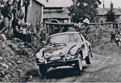 Björn Waldegård - Lars Helmér
17º Jyväskylän Suurajot - Rally of the 1000 Lakes 1967. Porsche 911 S (B 34880). Clasificado 12º.

Del 18 al 20 de Agosto, Jyväskylä, Finlandia
Superficie: tierra

El Rally tenia un total de 1837.00 km de los que 180.60 km divididos en 24 tramos eran especiales (3 de ellos fueron cancelados SS11 Unknown, SS12 Unknown y SS14 Ahvenisto).

Tomaron la salida 121 equipos, finalizaron 70.
@
Palabras clave: ;Lars Helmér;Porsche;Finlandia;1967