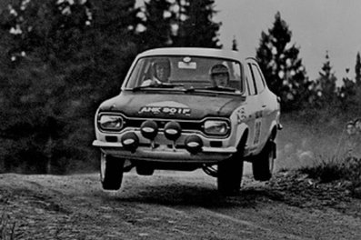 Hannu Mikkola - Anssi Järvi
18º Jyväskylän Suurajot - 1000 Lagos Rally 1968. Ford Escort Twin Cam (AHK 901F). Clasificado 1º.
Del 16 al 18 de Agosto, Jyväskylä.
Superficie: tierra.
El Rally tenia un total de 1656 Km de los que 278 km eran de tramos cronometrados.
Tomaron la salida 95 equipos, finalizaron 41.@
Palabras clave: Hannu_Olavi_Mikkola;Ford;Escort;TC;Finlandia;1968;saltos;Jyväskylän_Suurajot