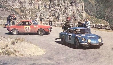 29º Coupe des Alpes 1968
El Renault-Alpine A110 de Jean-Pierre Nicolas - Claude Roure empujado, acabó abandonando por motor.

El de detrás es el Lancia Fulvia 1.3 Coupé HF (TO-953013) de René Trautmann - Claudine Bouchet, clasificado 3º.

Del 2 al 8 de Septiembre, Marseille - Aix les Bains - Antibes, Francia.
Superficie: asfalto.

La prueba constaba de 3 etapas con un total de 174.10 km cronometrados divididos en 10 tramos especiales.

Tomaron la salida 64 equipos, finalizaron 12.
@
Palabras clave: Alpes;Alpine;Renault;1968;Lancia