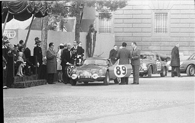 Jean Vinatier - Jacob
37º Rallye Automobile de Monte-Carlo 1968. Alpine-Renault A110 1300S (276 UN 75) Clasificado 7º.

Detrás se puede ver el Datsun 2000 (KNY5RE4417) de Hannu Mikkola - Anssi Jarvi, clasificado 9º.

Del 20 al 25 de Enero, Monte-Carlo.
Superficie: asfalto - nieve.
Tomaron la salida 200 equipos, finalizaron 79.@
Palabras clave: ;Jacob;Renault;Alpine;A110;Montecarlo;1969;parque_cerrado