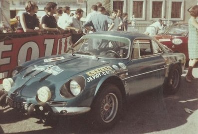 Jean-François Piot - Claude Grandval
29º Coupe des Alpes 1968. Alpine-Renault A110 1440 (4842 GG 76). Abandonó por accidente.

En el guardabarro podemos ver que el nombre del copiloto no es C. Grandval. El que tenia que ir con Piot, en el ultimo momento dijo que no subia, desconocemos el motivo.

Del 2 al 8 de Septiembre, Marseille - Aix les Bains - Antibes, Francia.
Superficie: asfalto.

La prueba constaba de 3 etapas con un total de 174.10 km cronometrados divididos en 10 tramos especiales.

Tomaron la salida 64 equipos, finalizaron 12.@
Palabras clave: Renault;Alpine;Alpes;1968