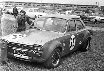 Ford Escort 1600 Twin Cam
El prestigioso preparador británico Alan Mann (1936-2012) y sus Ford Escort 1600 Twin Cam ("Alan Mann Racing") causaron el revuelo en el Campeonato de Inglaterra de Turismos (British Saloon Car Champion) en la temporada de 1968.

Amén de Frank Gardner, su piloto oficial, contrató como refuerzo a cuatro volantes mas (Peter Arundell, Roger Clark, Jackie Oliver y Graham Hill).

Contó con los Ford Escort Twin Cam 1600 (reconvertidos a Grupo 5) que adaptaban el propulsor "desinflado" de la versión inglesa del Ford FVC a 16 valvulas de la Formula 2 (200 CV):
motor Lotus-Vegantune 1.6 de 170 CV, 700 kilos y regulado por una caja Hewland de 5 velocidades.
Un artefacto letal...

En la imagen Alan Mann momentos antes del inicio de la prueba puntuable de Brands Hatch (carrera telonera al Gran Premio de Gran Bretaña de Formula 1), en donde Frank Gardner conseguí­a la victoria absoluta por delante de Hubert Hahne (Ford Falcon Sprint 4.7) y John Fitzpatrick (Ford Escort GT 1.3 Broadspeed)...

Palabras clave: Ford;Escort;Twin_Cam;1968