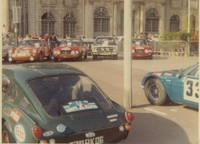 Parque Cerrado
30º Rally Coupe del Alpes 1969, En primer termino el Triumph GT6 de Miguel Coarasa, a su derecha el Renault-Alpine A100 de Gaston Valois, Abandono, y desde el fondo a la izquierda la partera trasera del Opel Kadett 19, de Marie-Claude Charmasson (Beaumont) , Clasificada 13º, el Porsche 911 T de Gerard Larrousse, Abandono por accidente, el Lancia Fulvia 1.6 HF de René Trautmann, Clasificado 4º, el Opel Kadett 19 de Claude Henry, Clasificado 11º, y el Lancia Fulvia 1.6 HF de Harry Källström, Clasificado 5º
Palabras clave: Alpes;1969;Parque_Cerrado