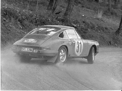 Gérard Larousse - Jean-Claude Perramond
38º Rallye Automobile de Monte-Carlo 1969. Porsche 911 S (S-L 2264). Clasificado 2º.

Del 17 al 24 de Enero, Monte-Carlo.
Superficie: asfalto - nieve.

El Rally tenia un total de 225.00 km cronometrados.

Se inscribieron 211 equipos, tomaron la salida 183, finalizaron 44.@
Palabras clave: Gerard_Larrousse;Porsche;Montecarlo;1969