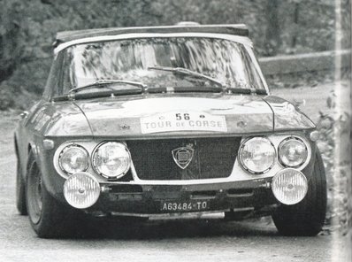 Timo Mäkinen - Paul Easter
14º Tour de Corse 1969. Lancia Fulvia HF F&M Special - Prototipo (TO A3484). Clasificado 11º.

Del 8 al 9 de Noviembre, Ajaccio, Córcega, Francia.
Superficie: asfalto.

El Rallye constaba de 220.40 Km cronometrados divididos en 10 tramos.
Tomaron la salida 71 equipos, finalizaron 22.

El Lancia Fulvia HF Barchetta es esencialmente un Fulvia HF con la parte superior aserrada. Esto probablemente no afectó mucho la rigidez del chasis y probablemente mejoró enormemente la aerodinámica. Supuestamente, se fabricaron 3 de estos modelos, y 2 mas para compradores privados, haciendo campañas en Italia, sobre todo en el Targa Florio.

Quizás los Fulvias más desarrollados fueron por Cesare Fiorio y Claudio Maglioli, cuyo trío de F&M Specials se produjeron para competir en la categoría Sport. Hasta ese momento, la clase Sport era la plataforma para los Fulvias con cuerpo de Zagato, pero si bien estos habían demostrado ser rápidos, también eran frágiles e insoportablemente calientes con poca ventilación en la cabina.
Gracias a los fondos proporcionados por Lancia, Fiorio y Maglioli desarrollaron tres Fulvia F&M Barchetta que estaban repletos de funciones avanzadas. Cada F&M Barchetta fue muy diferente y, lo más notable, estos prototipos de hot rod obtuvieron victorias de clase en los 1000 km de Targa Florio y Nurburgring. El legendario Sandro Munari los condujo...

Sin duda, inspirados por el nivel de rendimiento que había mostrado este trío de prototipos Lancia, dos sicilianos también fabricaron su propio Fulvia Barchetta para uso en competición.
@
Palabras clave: Timo_Makinen;Paul_Easter;Corcega;Lancia;Fulvia;1969;Prototipo;Corse