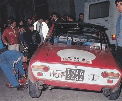 Timo Mäkinen - Paul Easter
14º Tour de Corse 1969. Lancia Fulvia HF F&M Special - Prototipo (TO A3484). Clasificado 11º.

Del 8 al 9 de Noviembre, Ajaccio, Córcega, Francia.
Superficie: asfalto.

El Rallye constaba de 220.40 Km cronometrados divididos en 10 tramos.
Tomaron la salida 71 equipos, finalizaron 22.

El Lancia Fulvia HF Barchetta es esencialmente un Fulvia HF con la parte superior aserrada. Esto probablemente no afectó mucho la rigidez del chasis y probablemente mejoró enormemente la aerodinámica. Supuestamente, se fabricaron 3 de estos modelos, y 2 mas para compradores privados, haciendo campañas en Italia, sobre todo en el Targa Florio.

Quizás los Fulvias más desarrollados fueron por Cesare Fiorio y Claudio Maglioli, cuyo trío de F&M Specials se produjeron para competir en la categoría Sport. Hasta ese momento, la clase Sport era la plataforma para los Fulvias con cuerpo de Zagato, pero si bien estos habían demostrado ser rápidos, también eran frágiles e insoportablemente calientes con poca ventilación en la cabina.
Gracias a los fondos proporcionados por Lancia, Fiorio y Maglioli desarrollaron tres Fulvia F&M Barchetta que estaban repletos de funciones avanzadas. Cada F&M Barchetta fue muy diferente y, lo más notable, estos prototipos de hot rod obtuvieron victorias de clase en los 1000 km de Targa Florio y Nurburgring. El legendario Sandro Munari los condujo...

Sin duda, inspirados por el nivel de rendimiento que había mostrado este trío de prototipos Lancia, dos sicilianos también fabricaron su propio Fulvia Barchetta para uso en competición.
@
Palabras clave: Timo_Makinen;Paul_Easter;Corcega;Lancia;Fulvia;1969;Prototipo;Corse