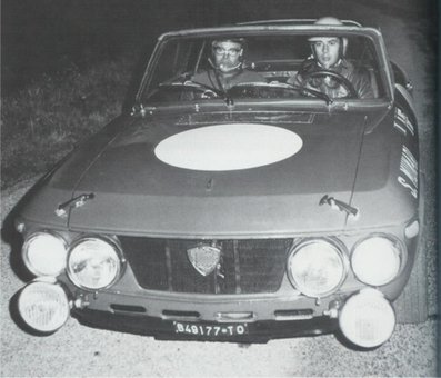 Sandro Munari - John Davenport
14º Tour de Corse 1969. Lancia Fulvia F&M (TO B49177). Clasificado 13º.

Del 8 al 9 de Noviembre, Ajaccio, Córcega, Francia.
Superficie: asfalto.

El Rallye constaba de 220.40 Km cronometrados divididos en 10 tramos.
Tomaron la salida 71 equipos, finalizaron 22.

El Lancia Fulvia HF Barchetta es esencialmente un Fulvia HF con la parte superior aserrada. Esto probablemente no afectó mucho la rigidez del chasis y probablemente mejoró enormemente la aerodinámica. Supuestamente, se fabricaron 3 de estos modelos, y 2 mas para compradores privados, haciendo campañas en Italia, sobre todo en el Targa Florio.

Quizás los Fulvias más desarrollados fueron por Cesare Fiorio y Claudio Maglioli, cuyo trío de F&M Specials se produjeron para competir en la categoría Sport. Hasta ese momento, la clase Sport era la plataforma para los Fulvias con cuerpo de Zagato, pero si bien estos habían demostrado ser rápidos, también eran frágiles e insoportablemente calientes con poca ventilación en la cabina.
Gracias a los fondos proporcionados por Lancia, Fiorio y Maglioli desarrollaron tres Fulvia F&M Barchetta que estaban repletos de funciones avanzadas. Cada F&M Barchetta fue muy diferente y, lo más notable, estos prototipos de hot rod obtuvieron victorias de clase en los 1000 km de Targa Florio y Nurburgring. El legendario Sandro Munari los condujo...

Sin duda, inspirados por el nivel de rendimiento que había mostrado este trío de prototipos Lancia, dos sicilianos también fabricaron su propio Fulvia Barchetta para uso en competición.
@
Palabras clave: Sandro_Munari;John_Davenport;Còrcega;Lancia;Fulvia;1969;Personajes;Prototipo