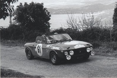 Sandro Munari - John Davenport
14º Tour de Corse 1969. Lancia Fulvia F&M (TO B49177). Clasificado 13º.

Del 8 al 9 de Noviembre, Ajaccio, Córcega, Francia.
Superficie: asfalto.

El Rallye constaba de 220.40 Km cronometrados divididos en 10 tramos.
Tomaron la salida 71 equipos, finalizaron 22.

El Lancia Fulvia HF Barchetta es esencialmente un Fulvia HF con la parte superior aserrada. Esto probablemente no afectó mucho la rigidez del chasis y probablemente mejoró enormemente la aerodinámica. Supuestamente, se fabricaron 3 de estos modelos, y 2 mas para compradores privados, haciendo campañas en Italia, sobre todo en el Targa Florio.

Quizás los Fulvias más desarrollados fueron por Cesare Fiorio y Claudio Maglioli, cuyo trío de F&M Specials se produjeron para competir en la categoría Sport. Hasta ese momento, la clase Sport era la plataforma para los Fulvias con cuerpo de Zagato, pero si bien estos habían demostrado ser rápidos, también eran frágiles e insoportablemente calientes con poca ventilación en la cabina.
Gracias a los fondos proporcionados por Lancia, Fiorio y Maglioli desarrollaron tres Fulvia F&M Barchetta que estaban repletos de funciones avanzadas. Cada F&M Barchetta fue muy diferente y, lo más notable, estos prototipos de hot rod obtuvieron victorias de clase en los 1000 km de Targa Florio y Nurburgring. El legendario Sandro Munari los condujo...

Sin duda, inspirados por el nivel de rendimiento que había mostrado este trío de prototipos Lancia, dos sicilianos también fabricaron su propio Fulvia Barchetta para uso en competición.
@
Palabras clave: Sandro_Munari;John_Davenport;Còrcega;Lancia;Fulvia;1969;Prototipo