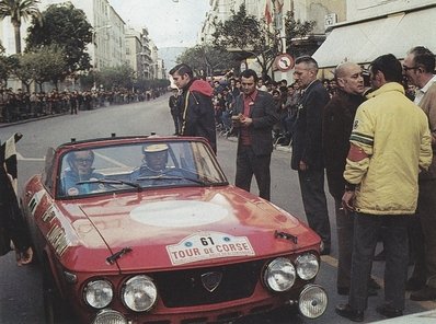 Sandro Munari - John Davenport
14º Tour de Corse 1969. Lancia Fulvia F&M (TO B49177). Clasificado 13º.

Del 8 al 9 de Noviembre, Ajaccio, Córcega, Francia.
Superficie: asfalto.

El Rallye constaba de 220.40 Km cronometrados divididos en 10 tramos.
Tomaron la salida 71 equipos, finalizaron 22.

El Lancia Fulvia HF Barchetta es esencialmente un Fulvia HF con la parte superior aserrada. Esto probablemente no afectó mucho la rigidez del chasis y probablemente mejoró enormemente la aerodinámica. Supuestamente, se fabricaron 3 de estos modelos, y 2 mas para compradores privados, haciendo campañas en Italia, sobre todo en el Targa Florio.

Quizás los Fulvias más desarrollados fueron por Cesare Fiorio y Claudio Maglioli, cuyo trío de F&M Specials se produjeron para competir en la categoría Sport. Hasta ese momento, la clase Sport era la plataforma para los Fulvias con cuerpo de Zagato, pero si bien estos habían demostrado ser rápidos, también eran frágiles e insoportablemente calientes con poca ventilación en la cabina.
Gracias a los fondos proporcionados por Lancia, Fiorio y Maglioli desarrollaron tres Fulvia F&M Barchetta que estaban repletos de funciones avanzadas. Cada F&M Barchetta fue muy diferente y, lo más notable, estos prototipos de hot rod obtuvieron victorias de clase en los 1000 km de Targa Florio y Nurburgring. El legendario Sandro Munari los condujo...

Sin duda, inspirados por el nivel de rendimiento que había mostrado este trío de prototipos Lancia, dos sicilianos también fabricaron su propio Fulvia Barchetta para uso en competición.
@
Palabras clave: Sandro_Munari;John_Davenport;Còrcega;Lancia;Fulvia;1969;Prototipo