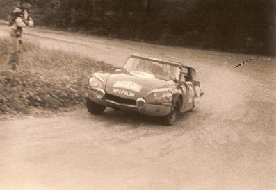 Jean-Claude Syda - René Flandin
30º Coupe des Alpes 1969. Citröen DS 21 Proto (8717 SL 38). Abandonó por accidente.

Este mismo coche el año anterior y en este esta misma prueba, conducido por Robert Neyret, tambien tuvo un accidente.

Del 1 al 6 de Octubre, Marseille - Evian - Juan les Pins, Francia.
Superficie: asfalto.

Tomaron la salida 66 equipos, finalizaron 25.@
Palabras clave: Citroen;Alpes;1969