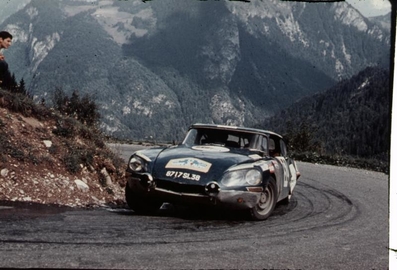 Jean-Claude Syda - René Flandin
30º Coupe des Alpes 1969. Citröen DS 21 Proto (8717 SL 38). Abandonó por accidente.

Este mismo coche el año anterior y en este esta misma prueba, conducido por Robert Neyret, tambien tuvo un accidente.

Del 1 al 6 de Octubre, Marseille - Evian - Juan les Pins, Francia.
Superficie: asfalto.

Tomaron la salida 66 equipos, finalizaron 25.@
Palabras clave: Citroen;Alpes;1969