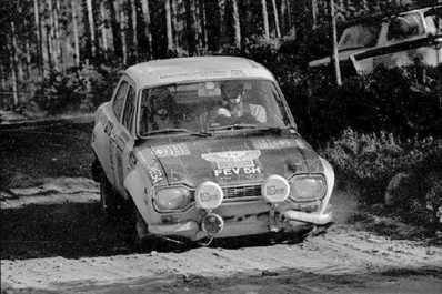 Hannu Olavi Mikkola - Gunnar Palm
20º Jyväskylän Suurajot - Rally of the 1000 Lakes 1970. Ford Escort Twin Cam (FEV 5H). Clasificado 1º.

Del 20 al 23 de Agosto, Jyväskylä.

El Rally constaba de 3 etapas con un total de 2500 km de los que 449.60 km divididos en 54 tramos eran cronometrados.

Tomaron la salida 95 equipos, finalizaron 47.@
Palabras clave: Ford;Escort;Finlandia;1971