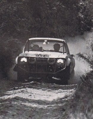 Hannu Mikkola - Gunnar Palm
Daily Mirror London-Mexico World Cup Rally 1970. Ford Escort 1850 GT MKI (FEV 1H). Clasificado 1º

Anecdota:
En el tramo de Serbia habia un puente de madera al que le faltaban tirantes. Hannu Mikola, sabiendo que Gunnar Palm no le iba a permitir lo que tenia en mente, le pidió que se bajara del coche a inspeccionar el puente. Lo que hizo luego fue cruzarlo tan rápido que saltó limpiamente el espacio faltante del puenet. Nadie mas se animó a semejante muestra de habilidad y arrojo, los demás arreglaron el puente con tablones que encontraron por el lugar.

Del 19 de Abril al 27 de Mayo, Londres - Mexico.
Superficie: tierra - asfalto.

ITINERARIO:
Reino Unido, Francia, Alemania Occidental, Austria, Hungría, Yugoslavia, Bulgaria, regreso a Yugoslavia, Italia, Sur de Francia, España, Portugal.
REINICIO:
Brasil, Uruguay, Argentina, Chile, regreso a Argentina, Bolivia, Perú, Ecuador, Colombia, Panamá, Costa Rica, Nicaragua, Honduras, El Salvador, Guatemala y México.

La prueba constaba de 29 tramos especiales con un total de 25.750.00 km incluyendo los tramos de enlace.

Tomaron la salida 96 equipos, finalizaron 26.
@
Palabras clave: Hannu_Olavi_Mikkola;Gunnar_Palm;Londres-Mexico;Ford;Escort;1970