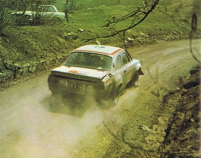 Hannu Mikkola - Gunnar Palm
Daily Mirror London-Mexico World Cup Rally 1970. Ford Escort 1850 GT MKI (FEV 1H). Clasificado 1º

Anecdota:
En el tramo de Serbia habia un puente de madera al que le faltaban tirantes. Hannu Mikola, sabiendo que Gunnar Palm no le iba a permitir lo que tenia en mente, le pidió que se bajara del coche a inspeccionar el puente. Lo que hizo luego fue cruzarlo tan rápido que saltó limpiamente el espacio faltante del puenet. Nadie mas se animó a semejante muestra de habilidad y arrojo, los demás arreglaron el puente con tablones que encontraron por el lugar.

Del 19 de Abril al 27 de Mayo, Londres - Mexico.
Superficie: tierra - asfalto.

ITINERARIO:
Reino Unido, Francia, Alemania Occidental, Austria, Hungría, Yugoslavia, Bulgaria, regreso a Yugoslavia, Italia, Sur de Francia, España, Portugal.
REINICIO:
Brasil, Uruguay, Argentina, Chile, regreso a Argentina, Bolivia, Perú, Ecuador, Colombia, Panamá, Costa Rica, Nicaragua, Honduras, El Salvador, Guatemala y México.

La prueba constaba de 29 tramos especiales con un total de 25.750.00 km incluyendo los tramos de enlace.

Tomaron la salida 96 equipos, finalizaron 26.
@
Palabras clave: ;Gunnar_Palm;Londres-Mexico;Ford;Escort;1970