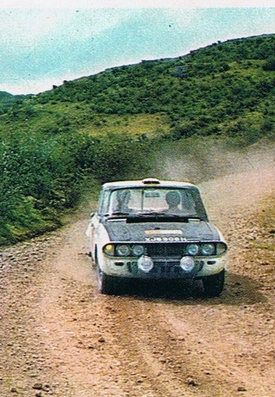 Brian Culcheth - Johnstone Syer
Daily Mirror London-Mexico World Cup Rally 1970. Triumph 2.5 PI (XJB305H). Clasificado 2º

Del 19 de Abril al 27 de Mayo, Londres - Mexico.
Superficie: tierra - asfalto.

ITINERARIO:
Reino Unido, Francia, Alemania Occidental, Austria, Hungría, Yugoslavia, Bulgaria, regreso a Yugoslavia, Italia, Sur de Francia, España, Portugal.
REINICIO:
Brasil, Uruguay, Argentina, Chile, regreso a Argentina, Bolivia, Perú, Ecuador, Colombia, Panamá, Costa Rica, Nicaragua, Honduras, El Salvador, Guatemala y México.

La prueba constaba de 29 tramos especiales con un total de 25.750.00 km incluyendo los tramos de enlace.

Tomaron la salida 96 equipos, finalizaron 26.
@
Palabras clave: ;Johnstone_Syer;Londres-Mexico;Triumph;1970