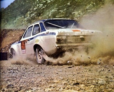 Rauno August Aaltonen - Henry Liddon
Daily Mirror London-Mexico World Cup Rally 1970. Ford Escort 1850 GT MKI (FTW 46H). Clasificado 3º.

Anécdota:
Llegando a Montevideo fue requerido por un policia a perseguir un coche que habia atropellado a un ciclista. El policia disparaba por la ventanilla hasta que una bala revento la rueda del coche perseguido.

Del 19 de Abril al 27 de Mayo, Londres - Mexico.
Superficie: tierra - asfalto.

ITINERARIO:
Reino Unido, Francia, Alemania Occidental, Austria, Hungría, Yugoslavia, Bulgaria, regreso a Yugoslavia, Italia, Sur de Francia, España, Portugal.
REINICIO:
Brasil, Uruguay, Argentina, Chile, regreso a Argentina, Bolivia, Perú, Ecuador, Colombia, Panamá, Costa Rica, Nicaragua, Honduras, El Salvador, Guatemala y México.

La prueba constaba de 29 tramos especiales con un total de 25.750.00 km incluyendo los tramos de enlace.

Tomaron la salida 96 equipos, finalizaron 26.
@
Palabras clave: Rauno_August_Aaltonen;Henry_Liddon;Londres-Mexico;Ford;Escort;1970