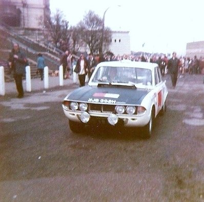 Paddy Hopkirk - Tony Nash - Neville Johnson
Daily Mirror London-Mexico World Cup Rally 1970. Triumph 2.5 PI (XJB 302H). Clasificado 4º.

Del 19 de Abril al 27 de Mayo, Londres - Mexico.
Superficie: tierra - asfalto.

ITINERARIO:
Reino Unido, Francia, Alemania Occidental, Austria, Hungría, Yugoslavia, Bulgaria, regreso a Yugoslavia, Italia, Sur de Francia, España, Portugal.
REINICIO:
Brasil, Uruguay, Argentina, Chile, regreso a Argentina, Bolivia, Perú, Ecuador, Colombia, Panamá, Costa Rica, Nicaragua, Honduras, El Salvador, Guatemala y México.

La prueba constaba de 29 tramos especiales con un total de 25.750.00 km incluyendo los tramos de enlace.

Tomaron la salida 96 equipos, finalizaron 26.
@
Palabras clave: Paddy_Hopkirk;Londres-Mexico;Triumph;1970