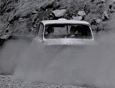 Paddy Hopkirk - Tony Nash - Neville Johnson
Daily Mirror London-Mexico World Cup Rally 1970. Triumph 2.5 PI (XJB 302H). Clasificado 4º.

Del 19 de Abril al 27 de Mayo, Londres - Mexico.
Superficie: tierra - asfalto.

ITINERARIO:
Reino Unido, Francia, Alemania Occidental, Austria, Hungría, Yugoslavia, Bulgaria, regreso a Yugoslavia, Italia, Sur de Francia, España, Portugal.
REINICIO:
Brasil, Uruguay, Argentina, Chile, regreso a Argentina, Bolivia, Perú, Ecuador, Colombia, Panamá, Costa Rica, Nicaragua, Honduras, El Salvador, Guatemala y México.

La prueba constaba de 29 tramos especiales con un total de 25.750.00 km incluyendo los tramos de enlace.

Tomaron la salida 96 equipos, finalizaron 26.
@
Palabras clave: Paddy_Hopkirk;Tony_Nash;Neville Johnson;Londres-Mexico;Triumph;1970