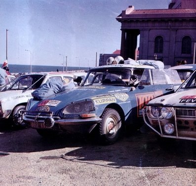 Patrick Vanson - Olivier Turcat - Alain Leprince
Daily Mirror London-Mexico World Cup Rally 1970. Citröen DS21. Clasificado 7º.

Del 19 de Abril al 27 de Mayo, Londres - Mexico.
Superficie: tierra - asfalto.

ITINERARIO:
Reino Unido, Francia, Alemania Occidental, Austria, Hungría, Yugoslavia, Bulgaria, regreso a Yugoslavia, Italia, Sur de Francia, España, Portugal.
REINICIO:
Brasil, Uruguay, Argentina, Chile, regreso a Argentina, Bolivia, Perú, Ecuador, Colombia, Panamá, Costa Rica, Nicaragua, Honduras, El Salvador, Guatemala y México.

La prueba constaba de 29 tramos especiales con un total de 25.750.00 km incluyendo los tramos de enlace.

Tomaron la salida 96 equipos, finalizaron 26.
@
Palabras clave: Patrick_Vanson;Olivier_Turcat;Londres-Mexico;Citroen;DS21;1970