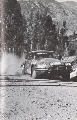 Patrick Vanson - Olivier Turcat - Alain Leprince
Daily Mirror London-Mexico World Cup Rally 1970. Citröen DS21. Clasificado 7º.

Del 19 de Abril al 27 de Mayo, Londres - Mexico.
Superficie: tierra - asfalto.

ITINERARIO:
Reino Unido, Francia, Alemania Occidental, Austria, Hungría, Yugoslavia, Bulgaria, regreso a Yugoslavia, Italia, Sur de Francia, España, Portugal.
REINICIO:
Brasil, Uruguay, Argentina, Chile, regreso a Argentina, Bolivia, Perú, Ecuador, Colombia, Panamá, Costa Rica, Nicaragua, Honduras, El Salvador, Guatemala y México.

La prueba constaba de 29 tramos especiales con un total de 25.750.00 km incluyendo los tramos de enlace.

Tomaron la salida 96 equipos, finalizaron 26.
@
Palabras clave: Patrick_Vanson;Olivier_Turcat;Londres-Mexico;Citroen;DS21;1970
