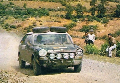 Robert Redgrave - Phil Cooper - Bob Freeborough
Daily Mirror London-Mexico World Cup Rally 1970. Morris 1800. Clasificado 9º.

Del 19 de Abril al 27 de Mayo, Londres - Mexico.
Superficie: tierra - asfalto.

ITINERARIO:
Reino Unido, Francia, Alemania Occidental, Austria, Hungría, Yugoslavia, Bulgaria, regreso a Yugoslavia, Italia, Sur de Francia, España, Portugal.
REINICIO:
Brasil, Uruguay, Argentina, Chile, regreso a Argentina, Bolivia, Perú, Ecuador, Colombia, Panamá, Costa Rica, Nicaragua, Honduras, El Salvador, Guatemala y México.

La prueba constaba de 29 tramos especiales con un total de 25.750.00 km incluyendo los tramos de enlace.

Tomaron la salida 96 equipos, finalizaron 26.
@
Palabras clave: Phil_Cooper;Londres-Mexico;Morris;1970