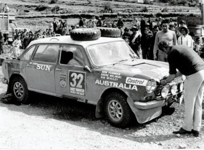 Ken Tubman - Andrew Welinski - Rob McAuley
Daily Mirror London-Mexico World Cup Rally 1970. Austin 1800. Clasificado 11º.

Del 19 de Abril al 27 de Mayo, Londres - Mexico.
Superficie: tierra - asfalto.

ITINERARIO:
Reino Unido, Francia, Alemania Occidental, Austria, Hungría, Yugoslavia, Bulgaria, regreso a Yugoslavia, Italia, Sur de Francia, España, Portugal.
REINICIO:
Brasil, Uruguay, Argentina, Chile, regreso a Argentina, Bolivia, Perú, Ecuador, Colombia, Panamá, Costa Rica, Nicaragua, Honduras, El Salvador, Guatemala y México.

La prueba constaba de 29 tramos especiales con un total de 25.750.00 km incluyendo los tramos de enlace.

Tomaron la salida 96 equipos, finalizaron 26.
@
Palabras clave: Ken_Tubman;Londres-Mexico;Austin;1970